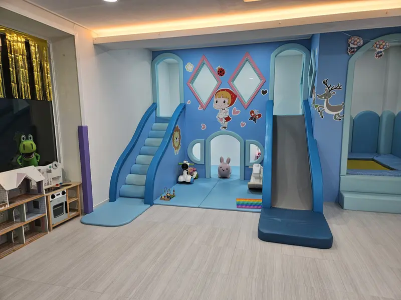 나나키즈풀빌라 실내 놀이 공간 모습