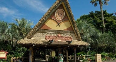 동남아풍의 식당 외관, 볏짚같은 것들이 식당 지붕에 덮혀있다.