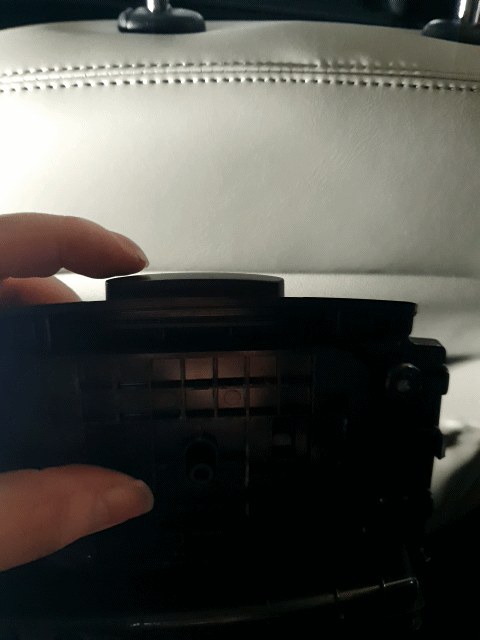 SM6 센터 콘솔 뚜껑 버튼 수리 완료한 사진! 이젠 버튼이 아주 잘 튀어나온다.