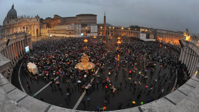 발코니 발표를 기다리는 성 베드로 광장 군중