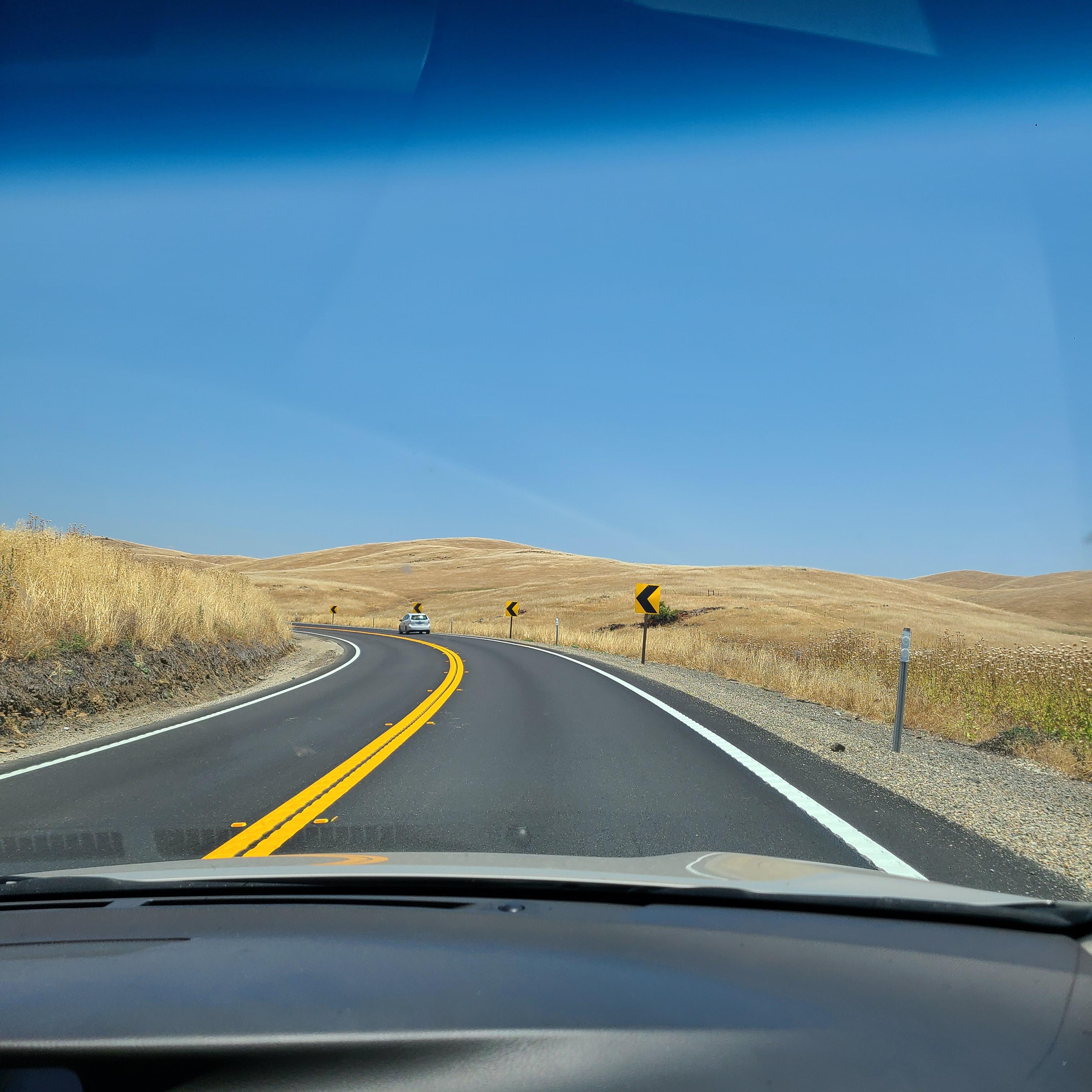 꺾이는 길의 표지판