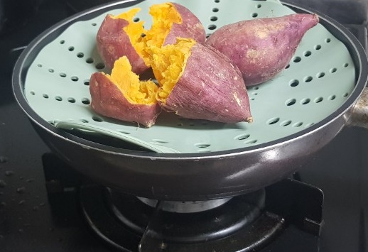 찐고구마가-냄비에서-익고-있는-모습