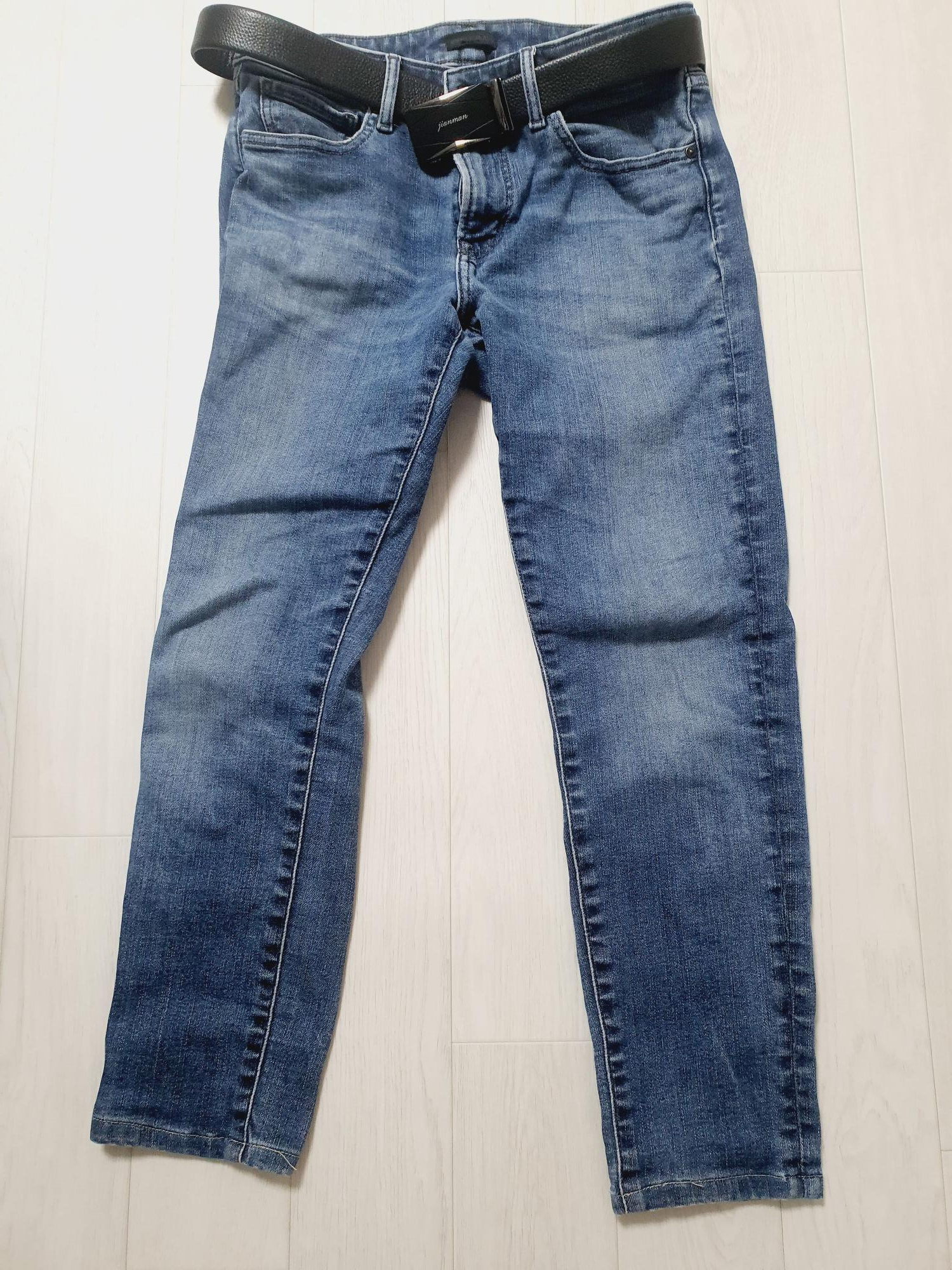 바닥에-펼쳐진-청바지