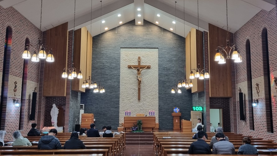 봉화성당 성전 안 십자고상, 감실, 제대, 제단 사진