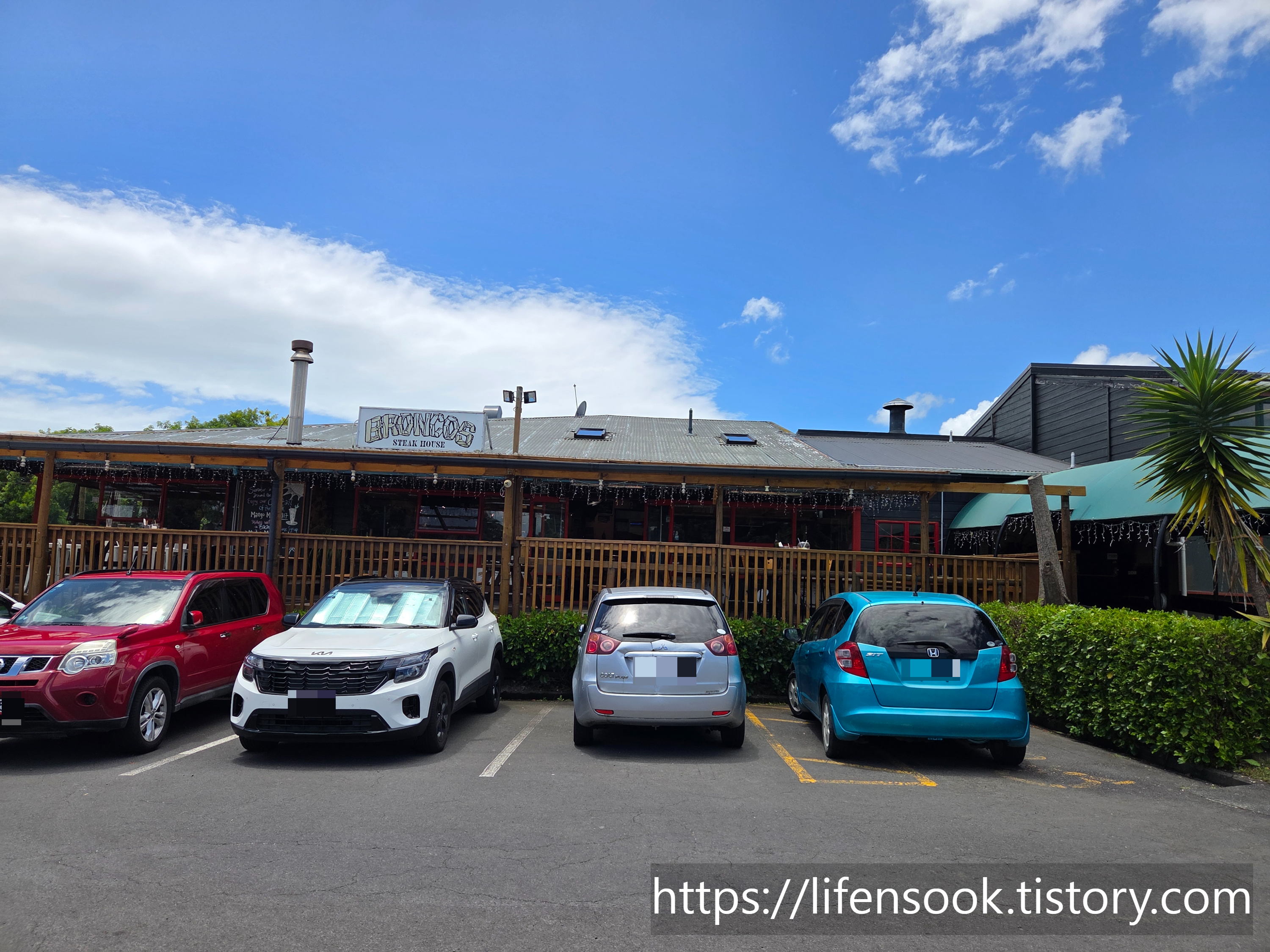 브롱코스 스테이크 하우스 외관과 주차장