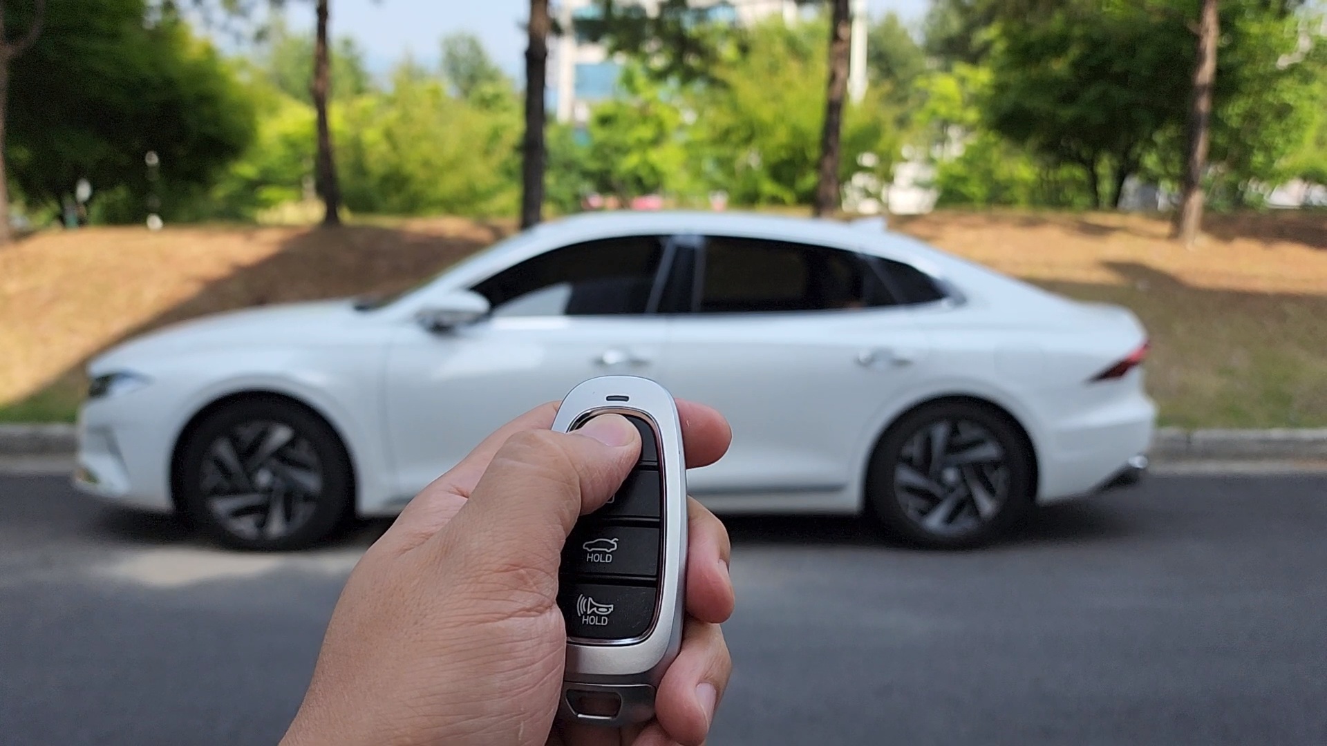 원격 창문 제어 : 문잠금 버튼 길게 누르기