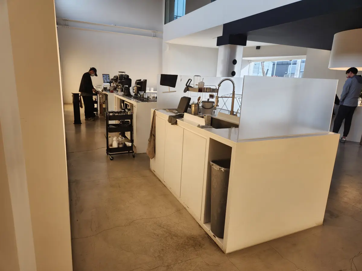 서울-근교-데이트-장소-추천-일산-성석동-숏컷로스터스-대형-카페-주문-음료-커피-제조