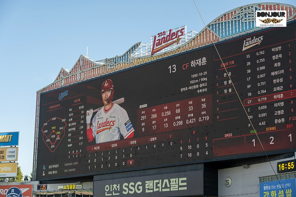 인천 ssg랜더스필드 문학 경기장 전광판 OPS 타격 지표 표시
