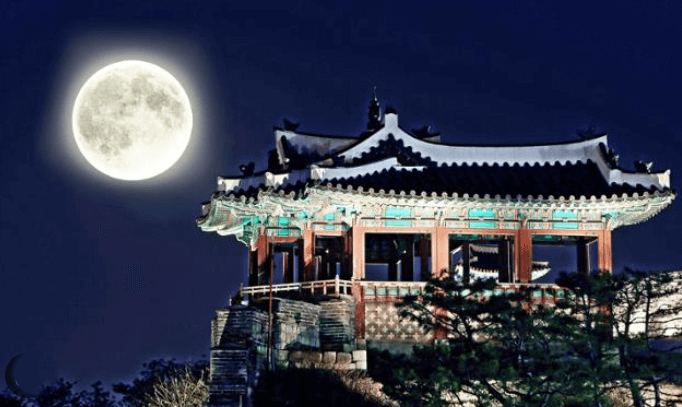 추석 연휴 분위기가 느껴지는 명동 일대 야경 모습