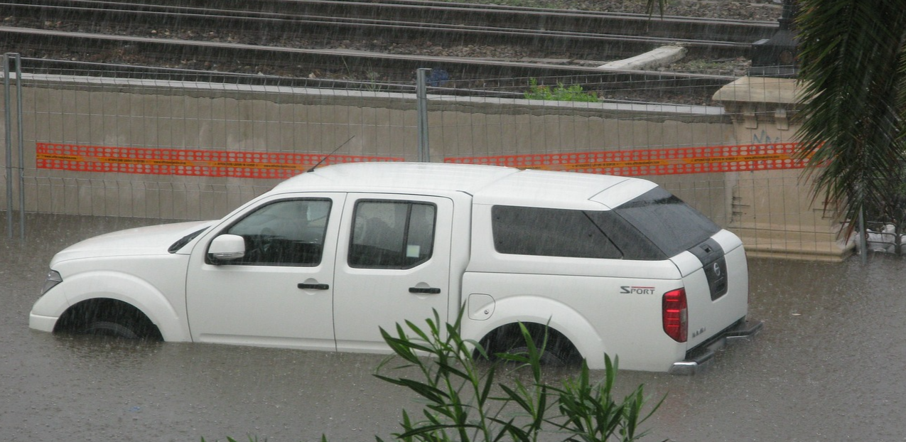 폭우에 잠긴 차량