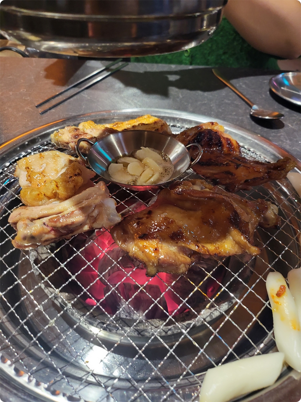 잘 구워 지고 있는 닭 구이