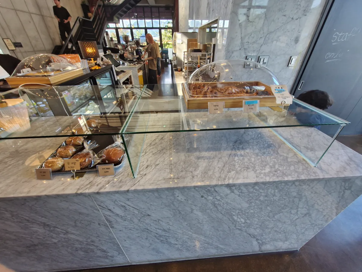 매장에-진열되어-있는-빵들