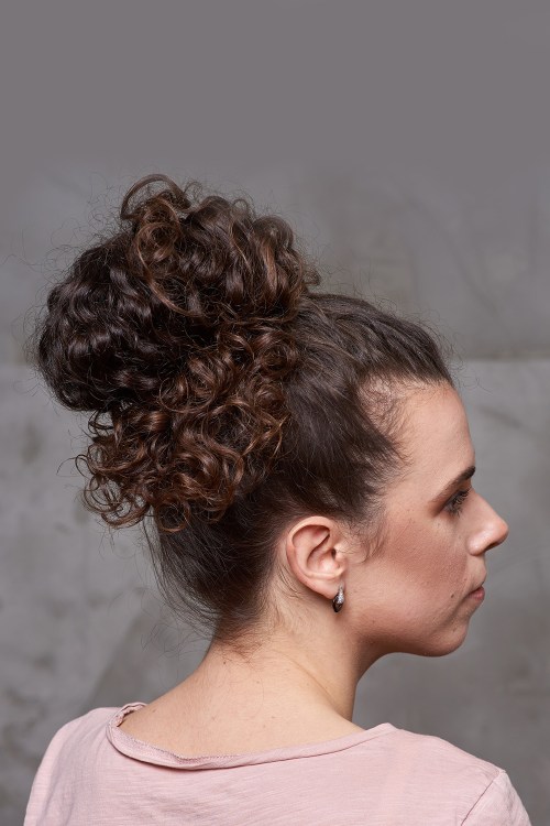 정수리 위로 높게 머리를 묶어 파인애플 모양을 만든 뒷모습 가이드 이미지