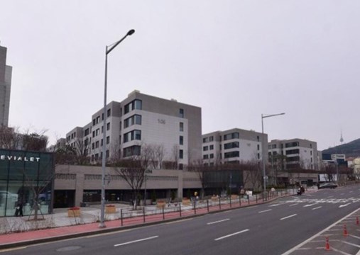 서울 한남동 나인원한남 아파트 앞 도로에서 바라본 나인원한남아파트 모습