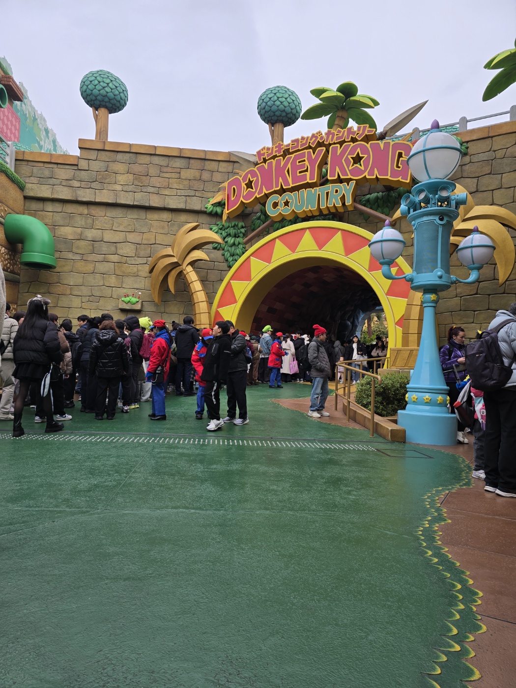  놀이공원 안으로 들어가는 동안의 모습들 이미지