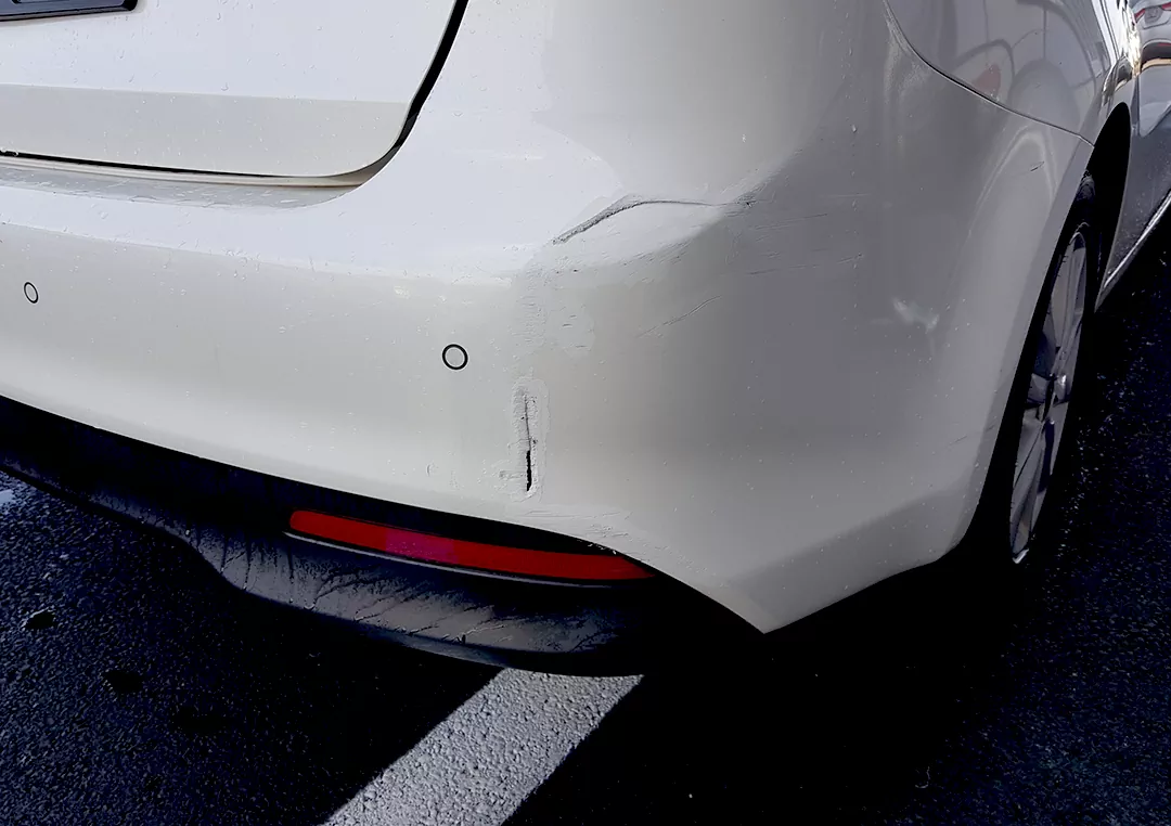 뒷범퍼 스크래치 촬영 사진.
