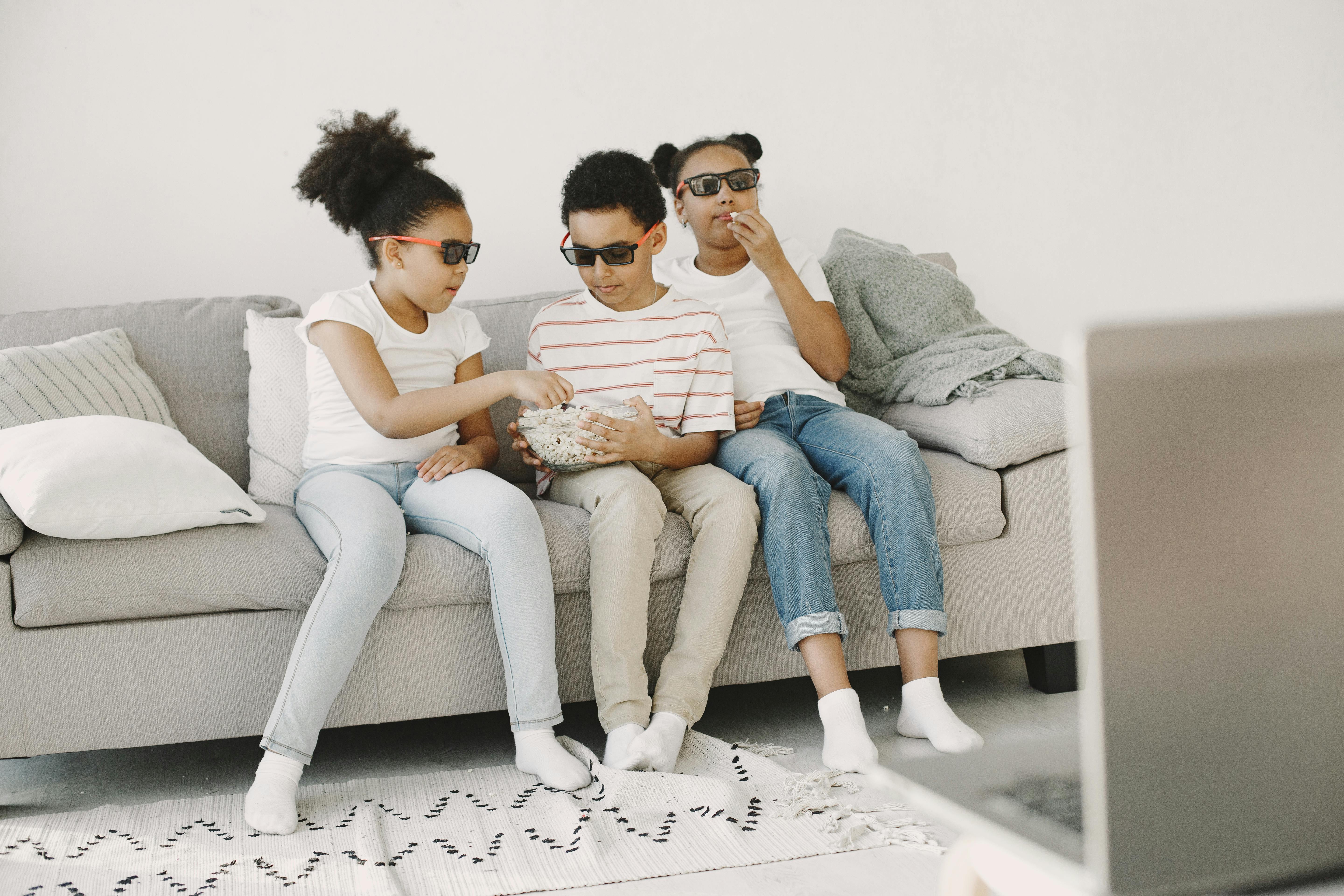 가족과 함께 영화 보는 사진