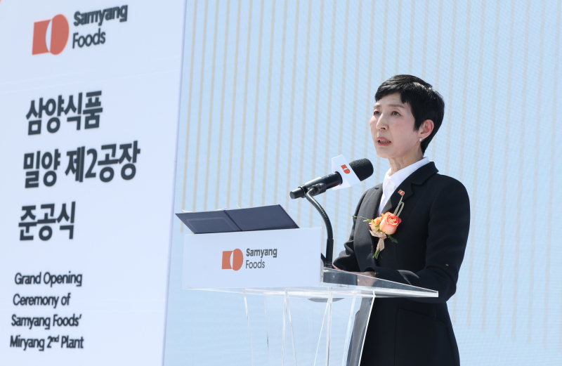 삼양식품 김정수 부회장이 11일 경남 밀양시 부북면 나노융합국가산업단지에서 열린 ‘삼양식품 밀양 제2공장 준공식’에서 기념사하고 있다.
