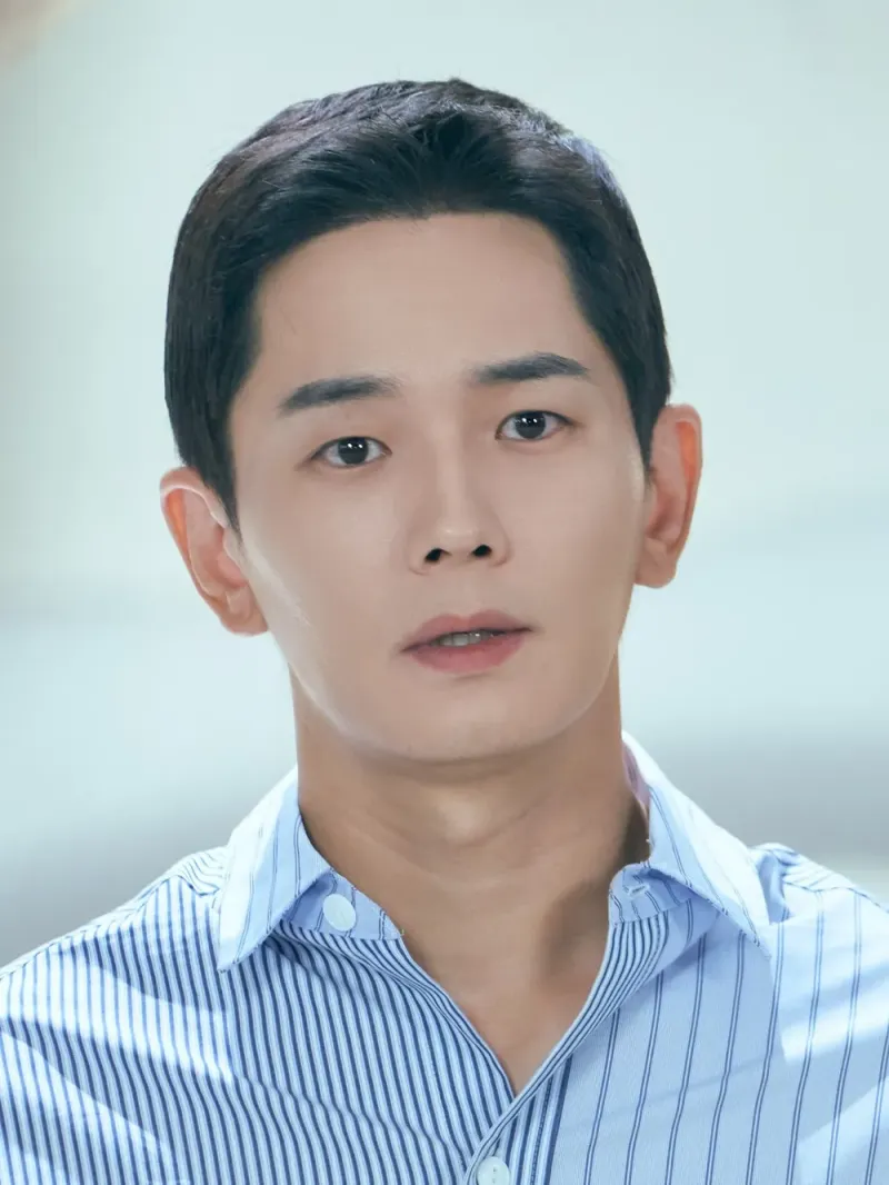 흰 줄무늬 화이셔츠를 입고 짧고 단정한 머리를 하고 있는 드라마 낮에 뜨는 달의 한민오 캐릭터