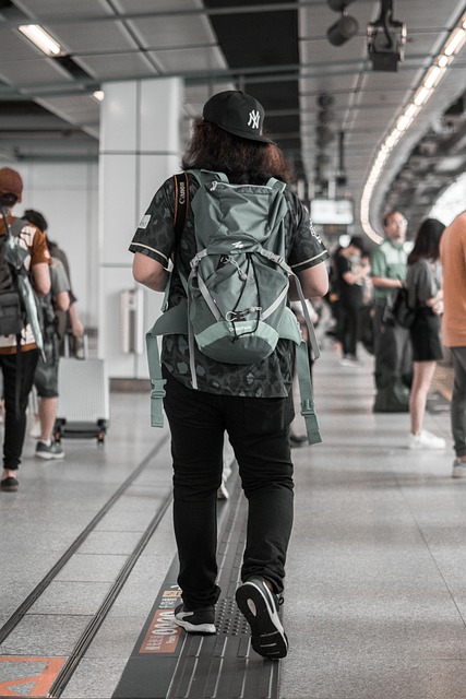 가벼운 짐으로 여행을 떠나는 남성의 모습