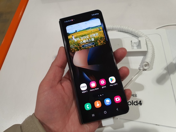 갤럭시-폴드4-그립-모습