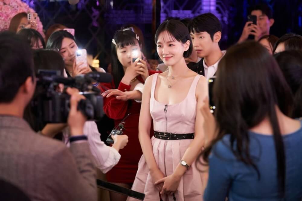 셀러브리티에서 박규영이 카메라 인파속 한가운데 있는 모습