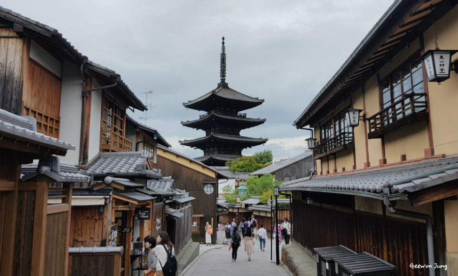 교토 기온 거리와 야사카 탑