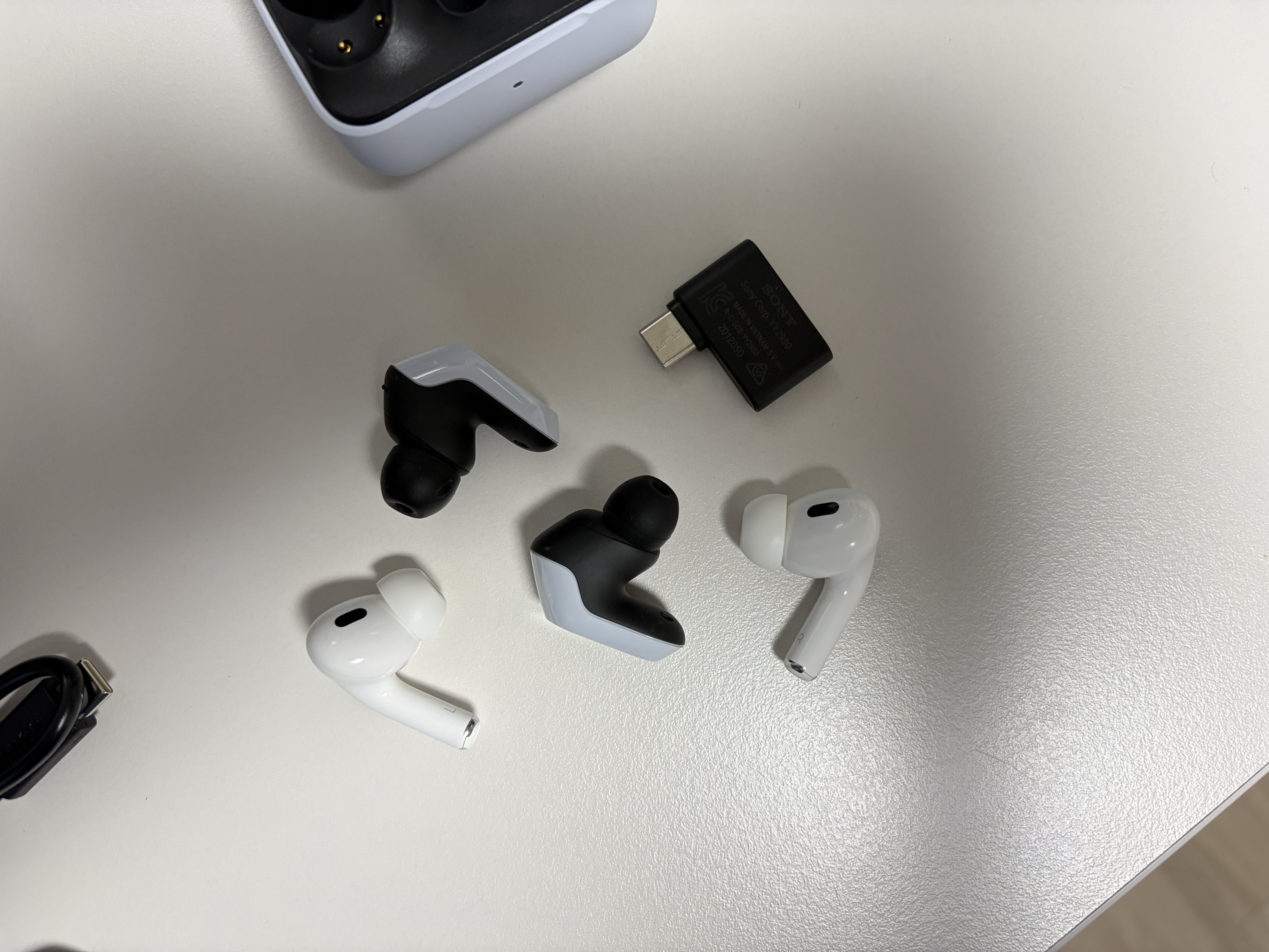 소니 INZONE Buds 본체 및 케이스 디테일 사진