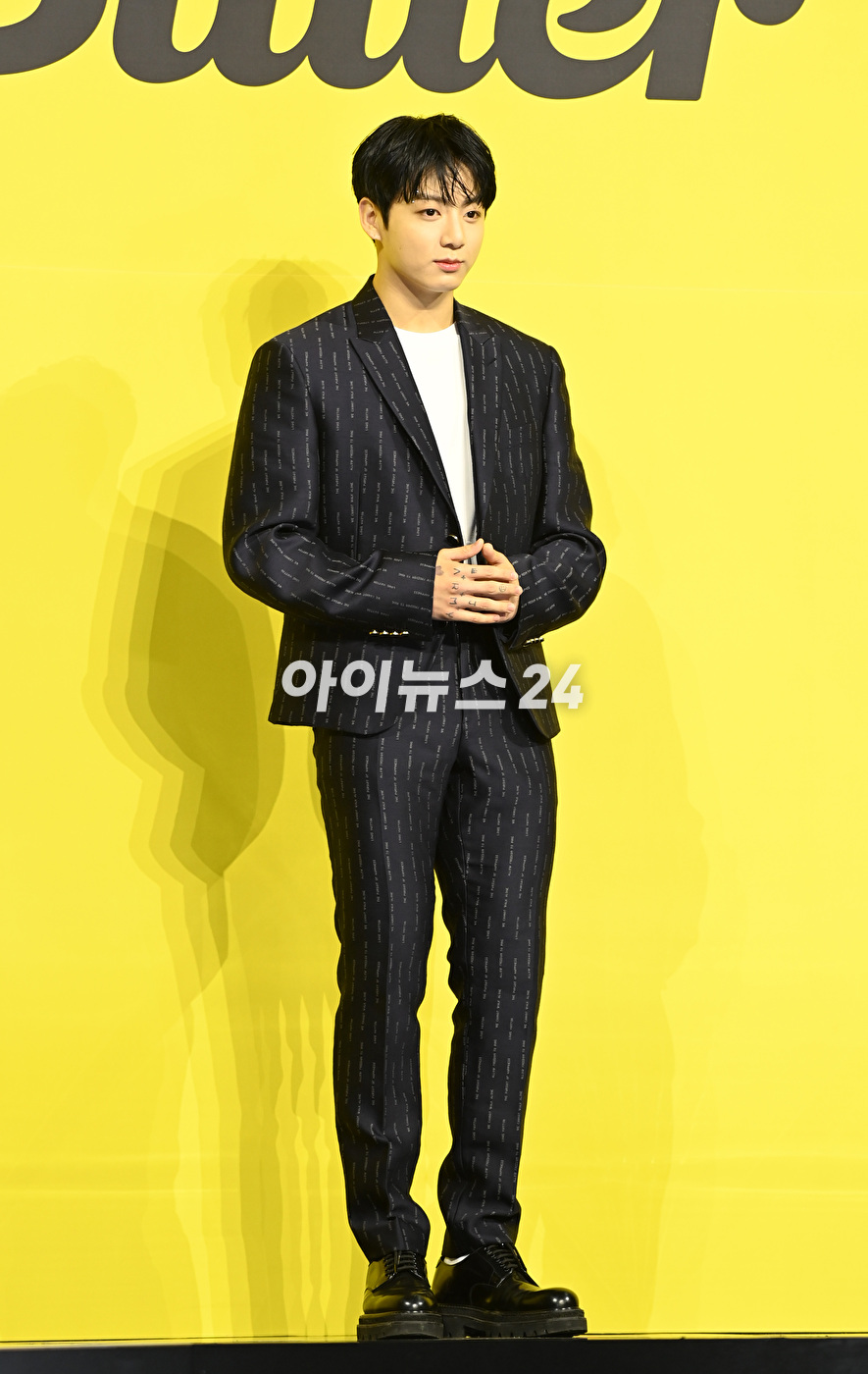 방탄소년단(BTS) 새 디지털 싱글 'Butter' 발매 기념 글로벌 기자간담회가 21일 오후 서울 송파구 방이동 올림픽공원 올림픽홀에서 열렸다. 방탄소년단 정국이 포토타임을 갖고 있다.