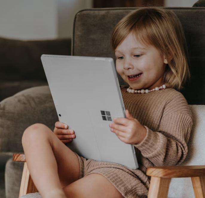 태블릿-보는-아기