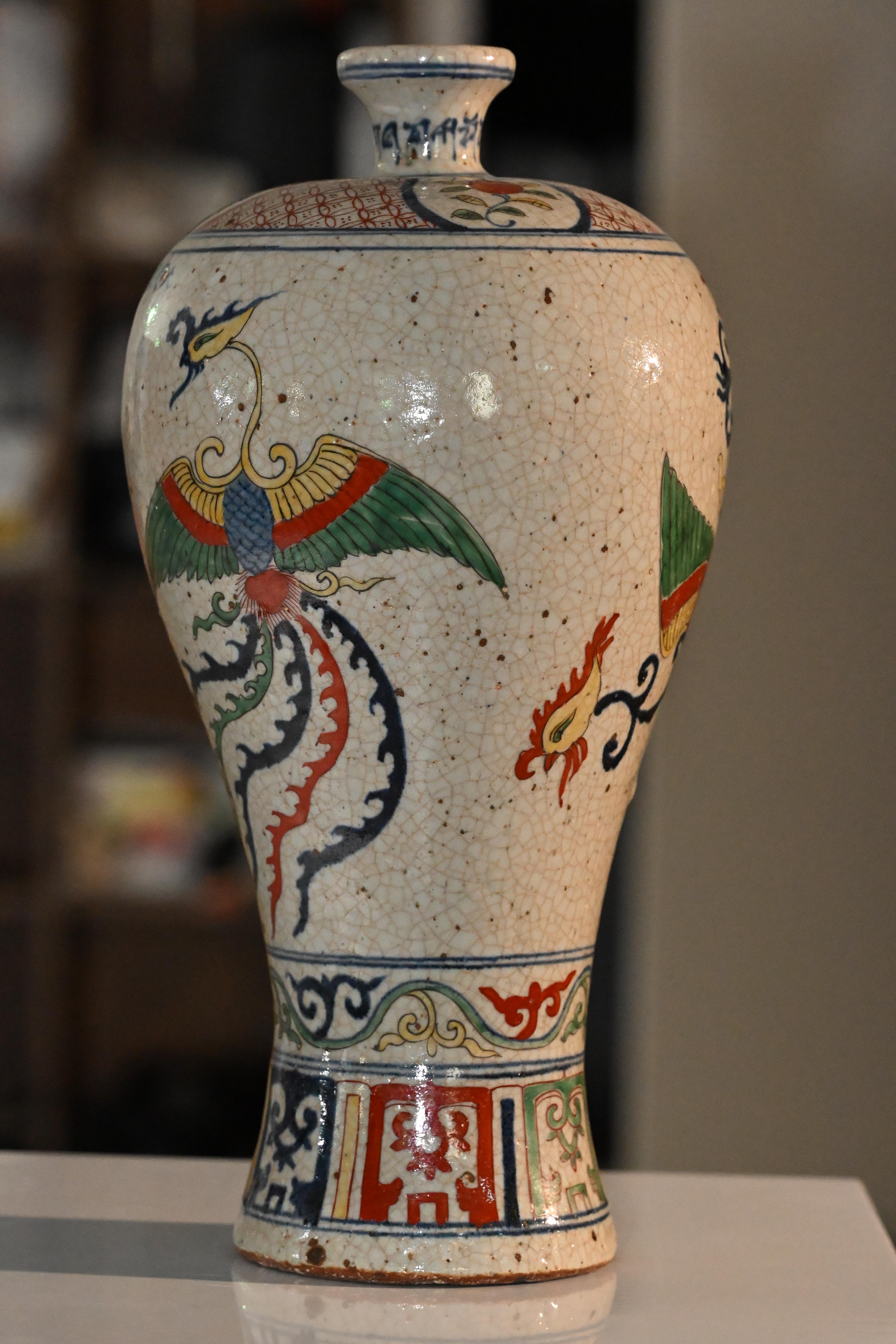 이미지의 텍스트 내용은 다음과 같습니다.
* **名称 Description:** 明代五彩凤纹梅瓶 (명대 오채 봉황문 매병)
* **年代 Period:** 明 代 (명대)
* **质地 Quality:** 陶 瓷 (도자)
* **尺寸 Size:** 高: 49.5cm 口径: 7cm 底足: 15.2cm