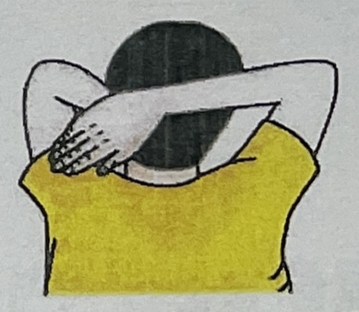 머리-뒤로-손-넘겨서-박수-치는-노란-티셔츠-입은-남자