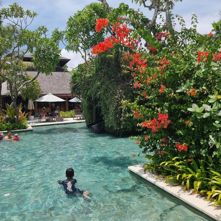 넓게 펼쳐진 정원과 야자수 사이로 야외 수영장이 마련된 하얏트 리젠시 발리.