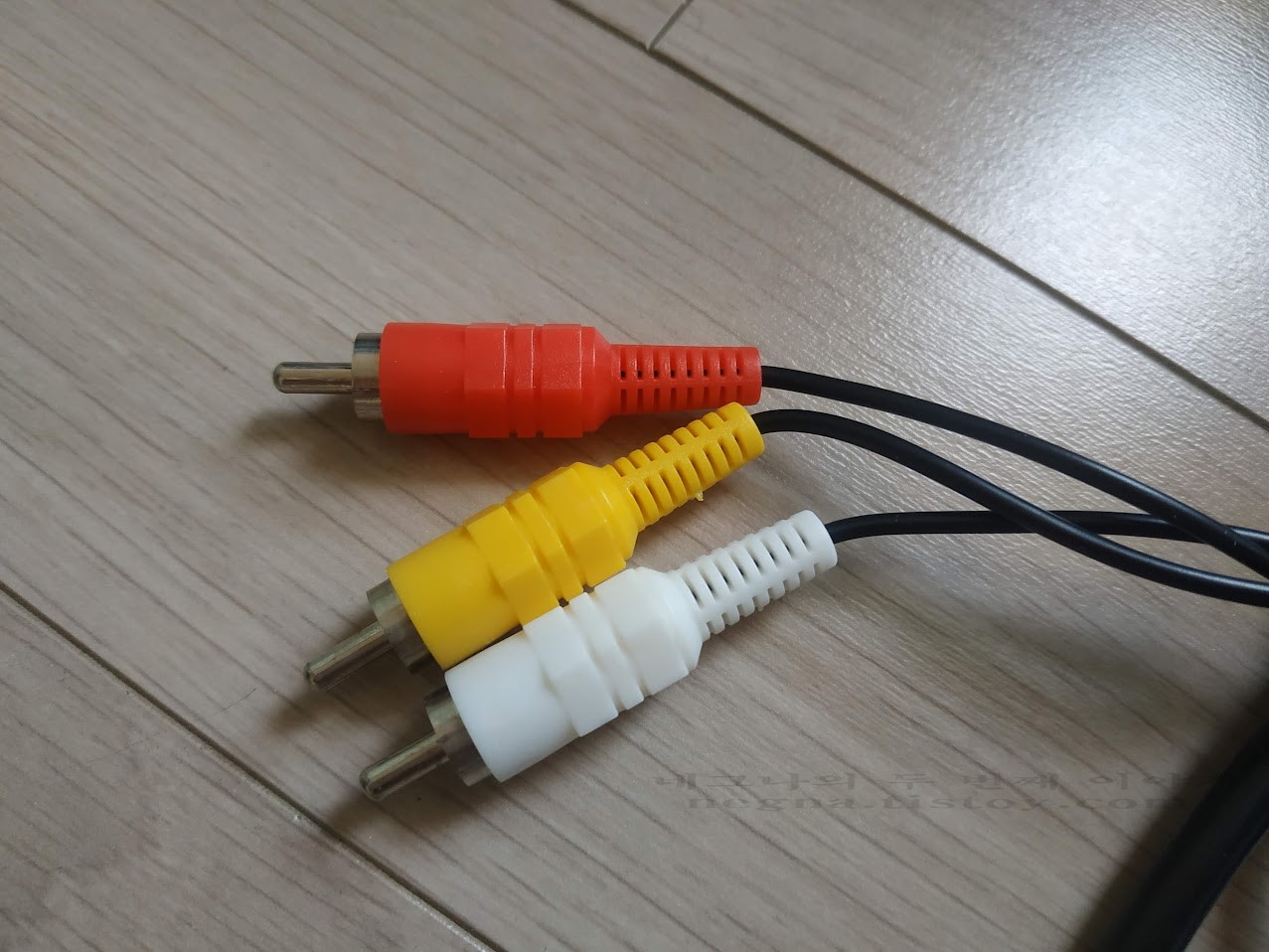 AV멀티 단자. 모양과 색.