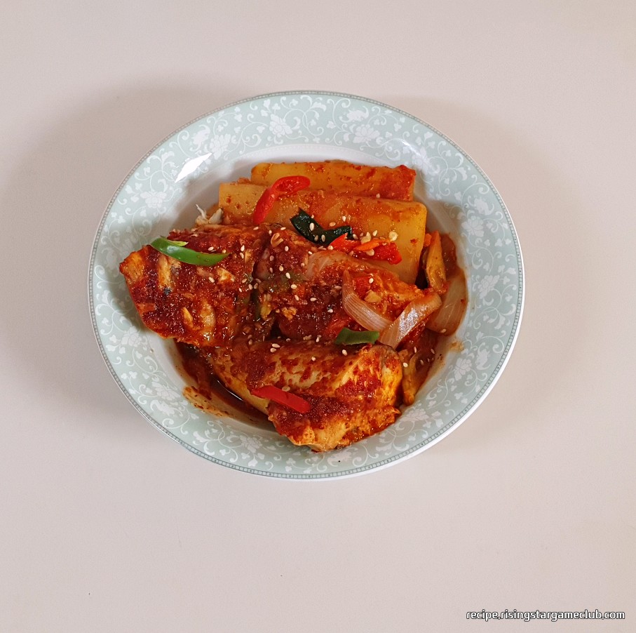 고등어무조림을 맛보기 위해서 접시에 담아 놓은 사진