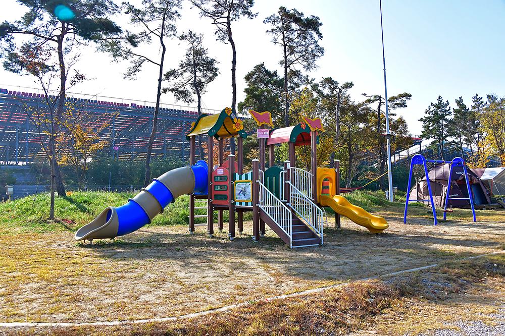 F1 오토캠핑장
주소 전라남도 영암군 삼호읍 삼포리 1894