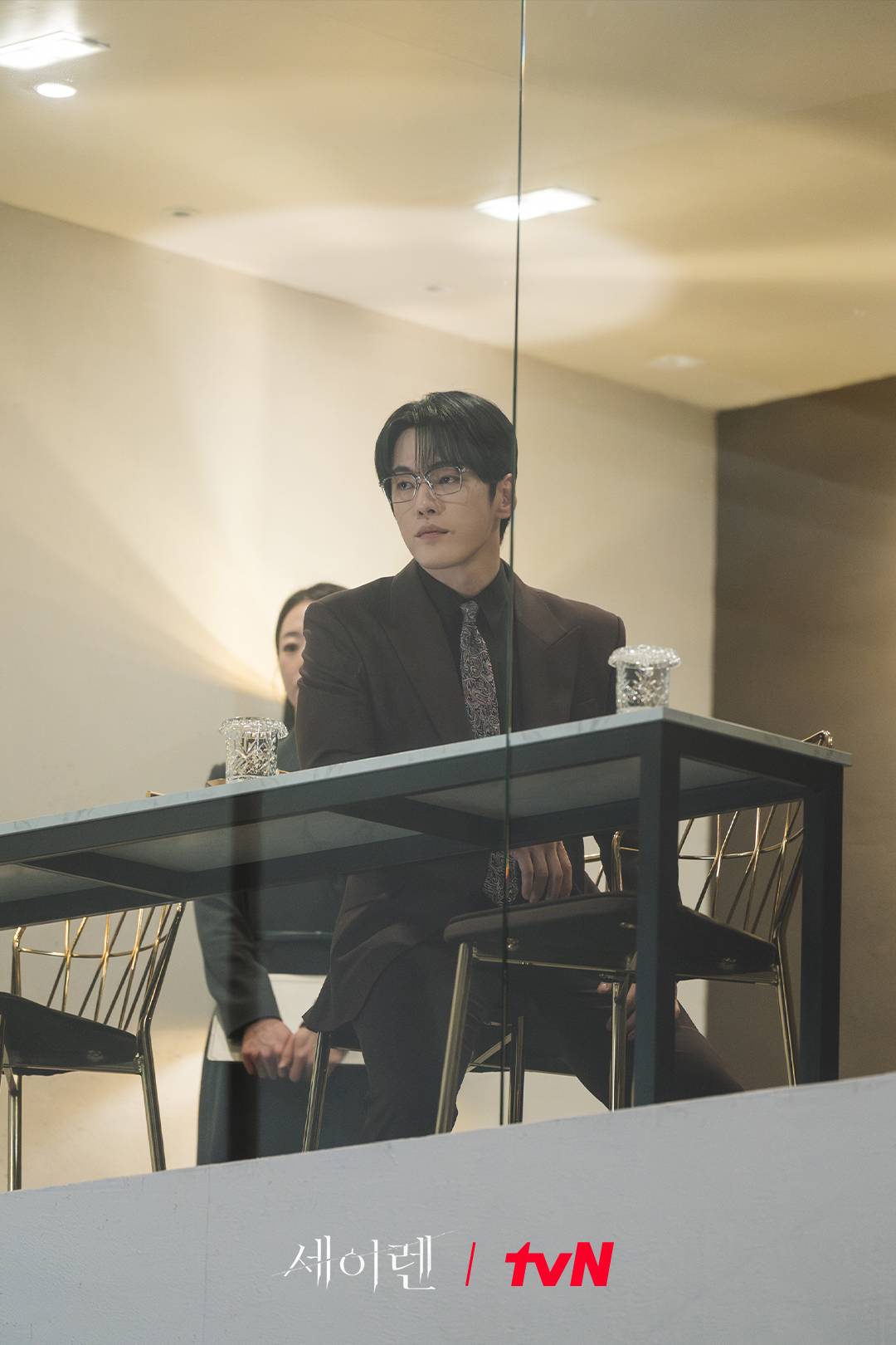 세이렌 백준범 로얄옥션 VIP석에서 경매를 지켜보는 장면 긴장감 있는 시선