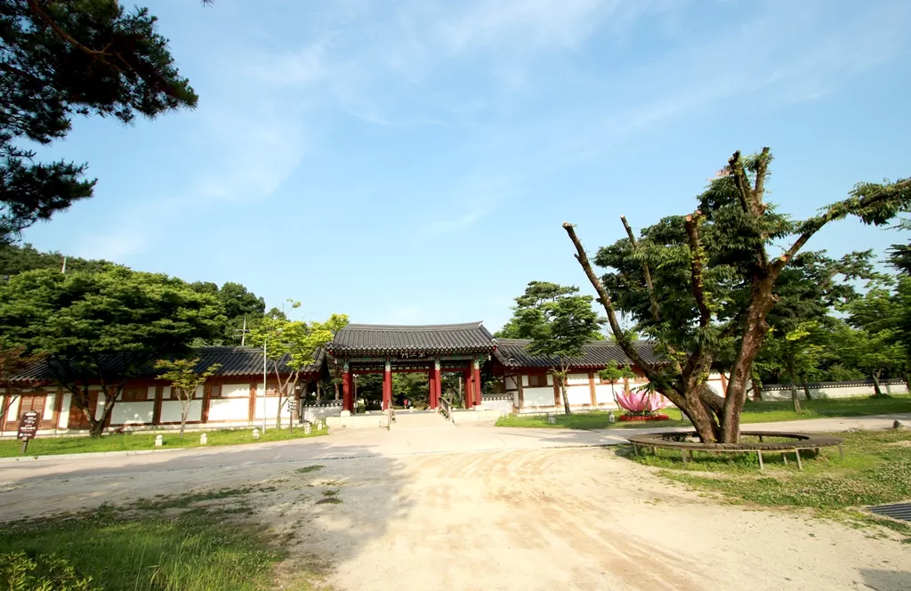 여주 여강길 3코스의 종점이자 남한강변의 유서 깊은 사찰인 신륵사 전경 사진.