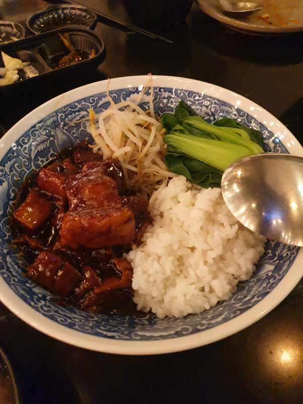 고기 청경채, 밥 그리고 숙주로 구성된 홍소육덮밥