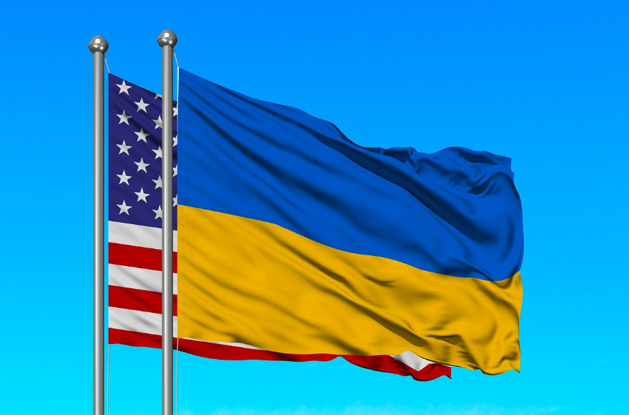 흩날리는 미국 국기와 그 앞에 우크라이나 국기