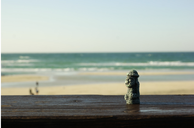 제주도 바다와 돌하르방 사진입니다.