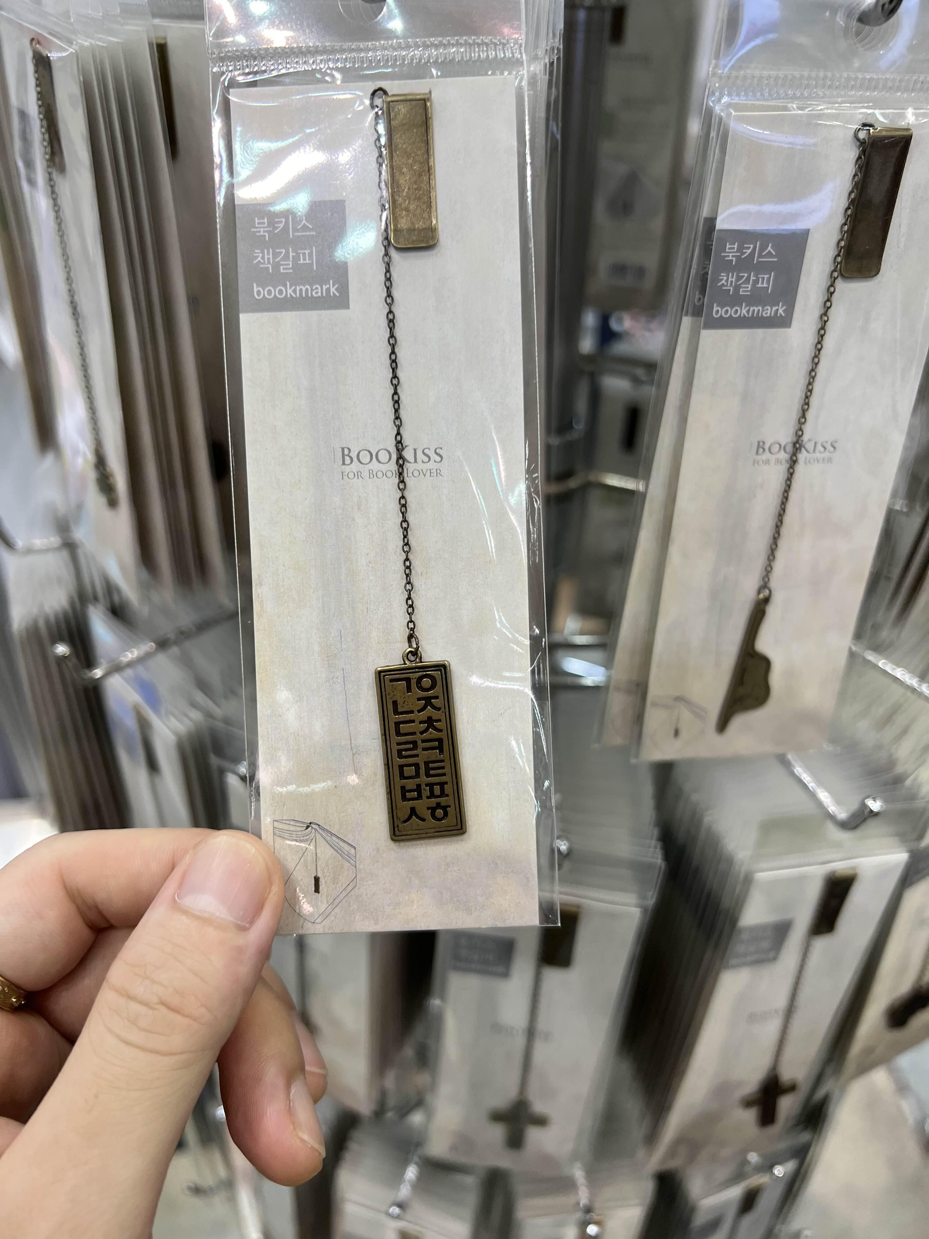 북앤콘텐츠페어
벡스코 전시장 내부에서 판매 중인
북키스 책갈피