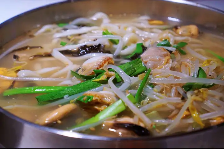 활조개가 한가득 산더미 조개 바지락 칼국수 구리 맛집 추천 생방송투데이 조개칼국수 비빔밥 오늘방송 맛있GO 싸다GO