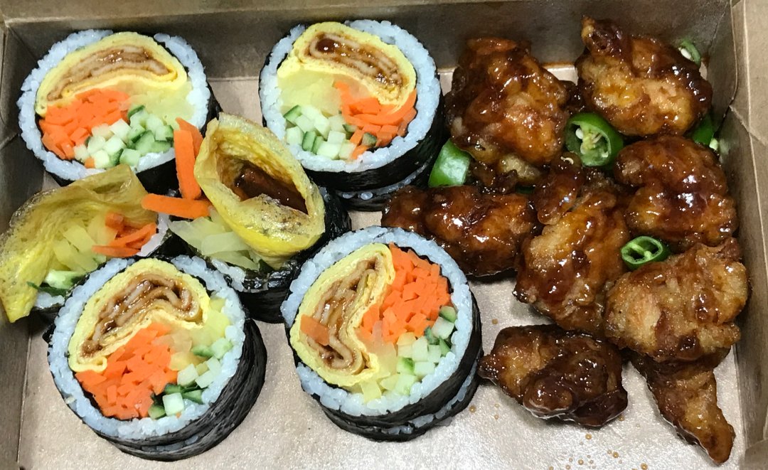 오토김밥, 닭강정이 함께 들어있는 세트메뉴 사진입니다.