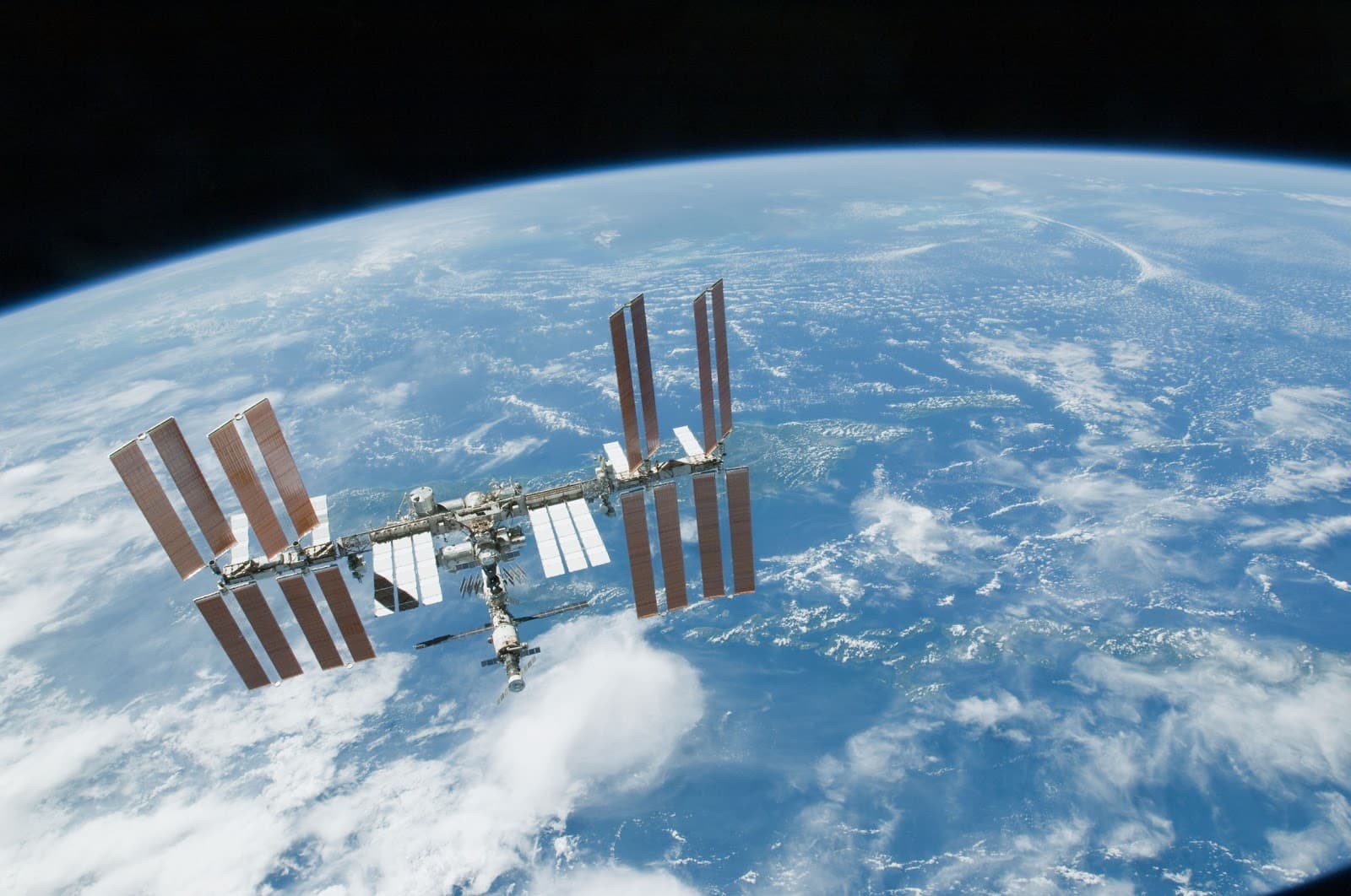 지구 궤도를 도는 국제우주정거장(ISS) 모습
