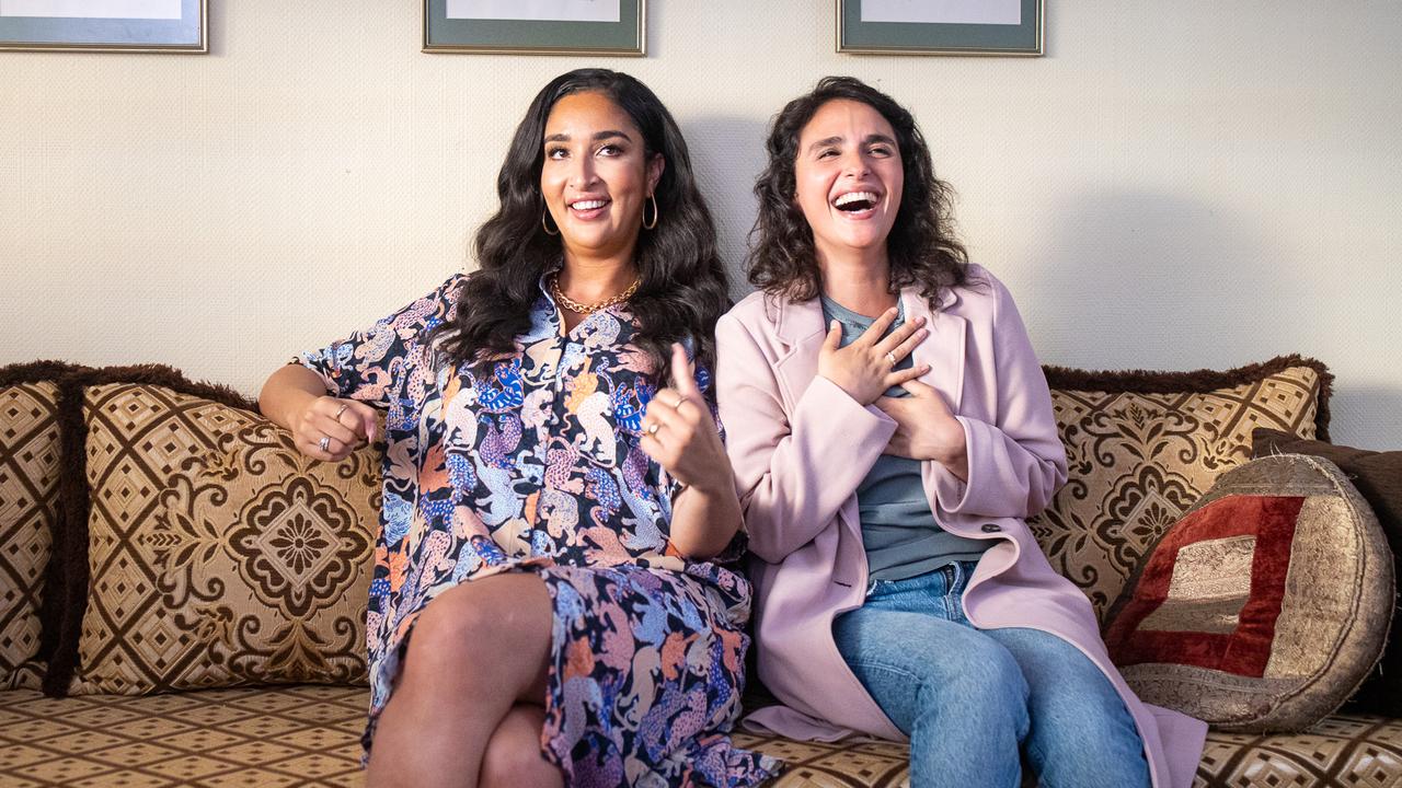 두 여성이 웃고 있는 모습