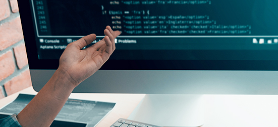 컴퓨터-모니터를-손으로-가르키는-사람