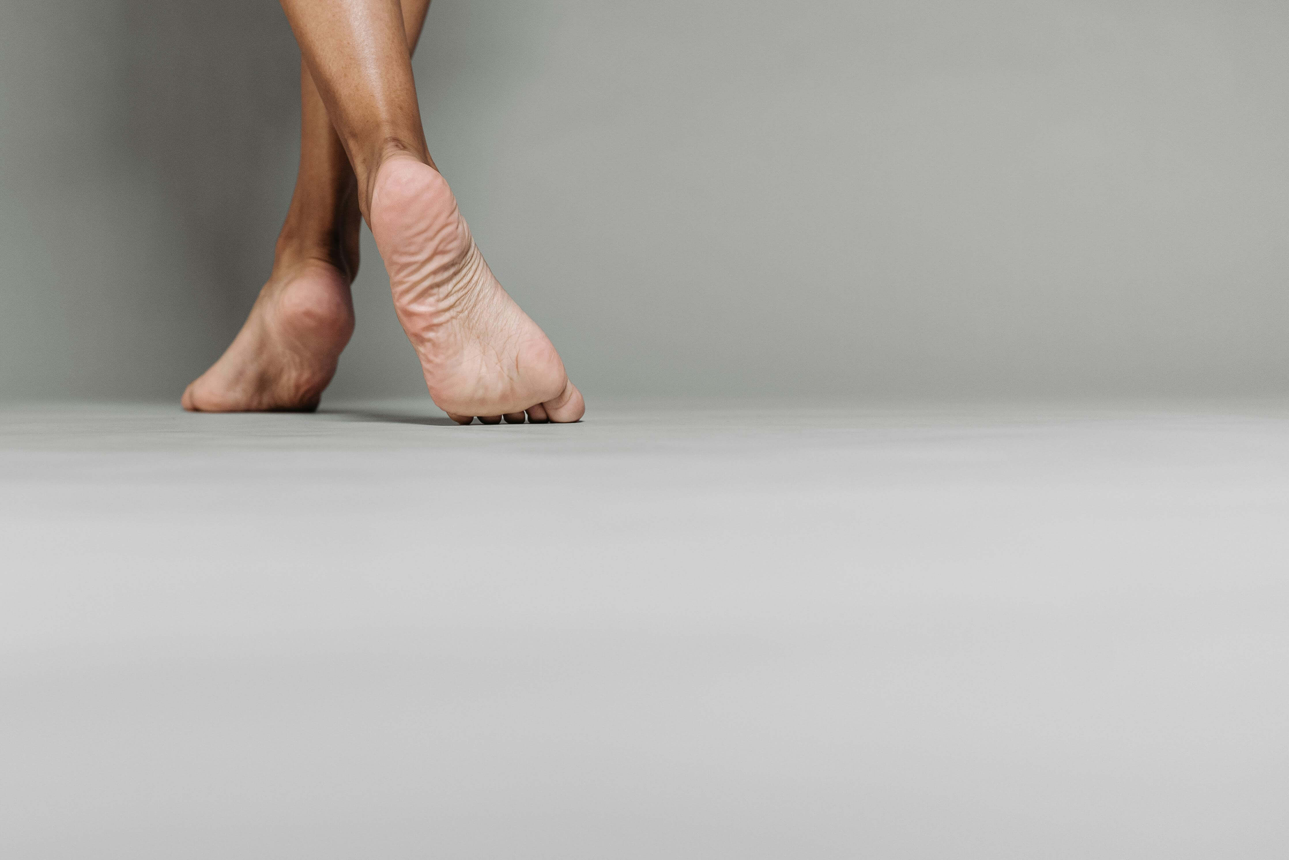래 걸으면 발바닥이 아픈 이유? 대부분이 놓치는 충격적인 원인