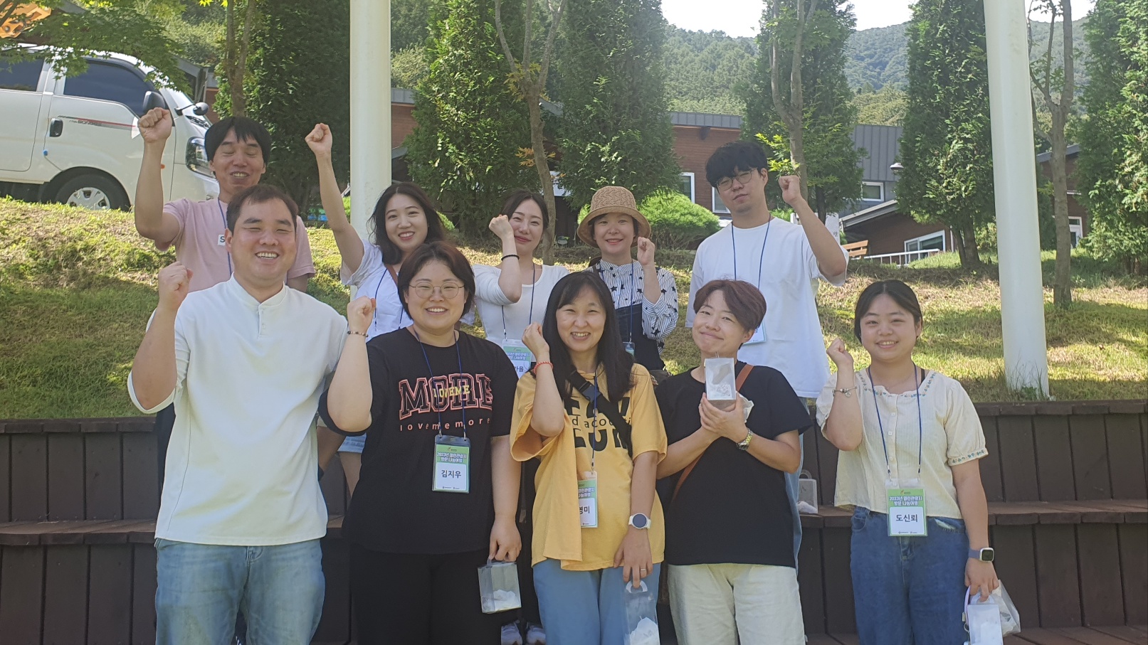 이미지설명: 지회 직원 전체 단체사진. 오른손에 주먹쥔 손을 들고 화이팅 포즈를 취하고 있음.