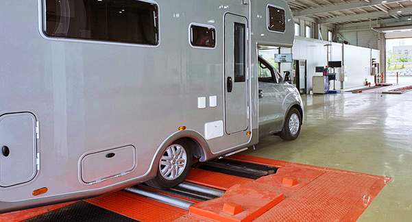 생방송오늘저녁 수술만 11번? 아픈 아내의 발이 되어준 좌식 거실 주문형 캠핑카 업체